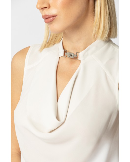 Georgette top sleeveless with pin